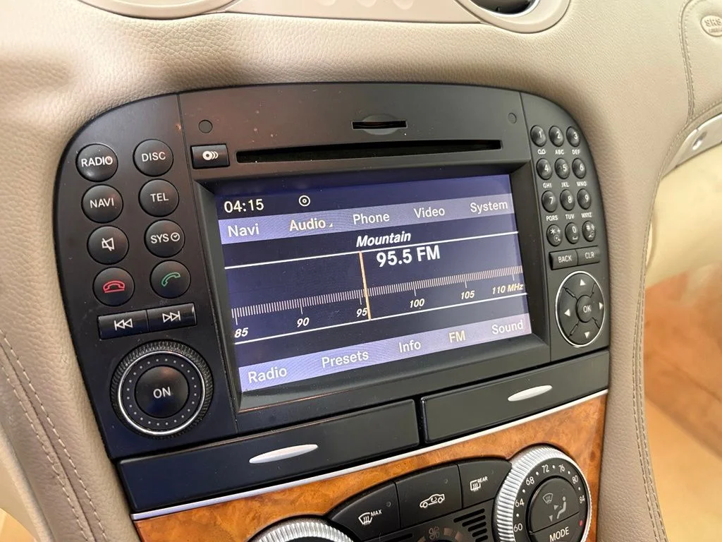 Used 2009 Diamond White Metallic Mercedes-Benz SL 550 image 19
