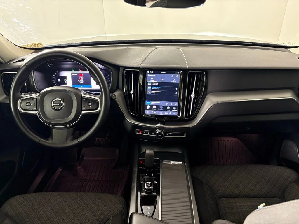Used 2024 Onyx Black Metallic Volvo Core image 38