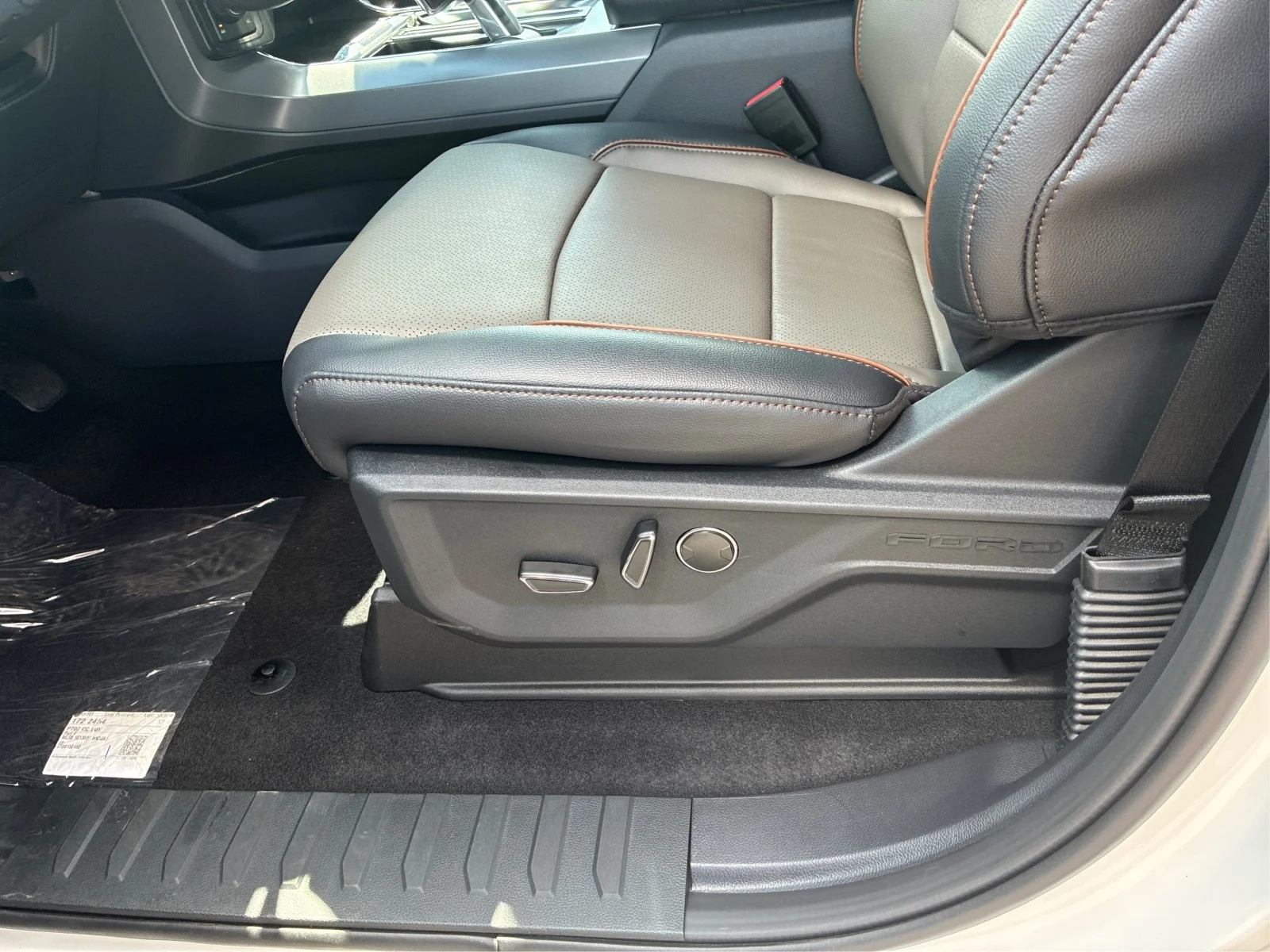 New 2026 Star White Metallic Tri-Coat Ford Lariat® image 17