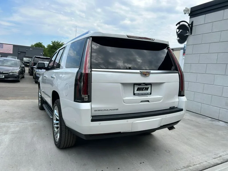 Used 2019 White Cadillac Sport Utility 4D image 10