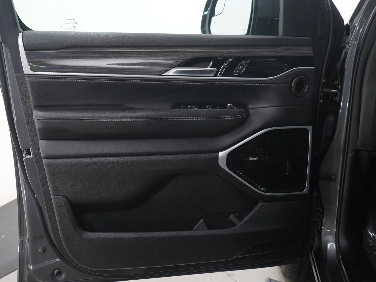Used 2022 Baltic Gray Metallic Clearcoat Jeep Series III image 21