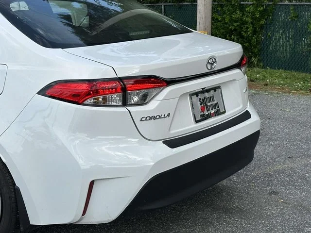 Used 2025 White Toyota LE image 10
