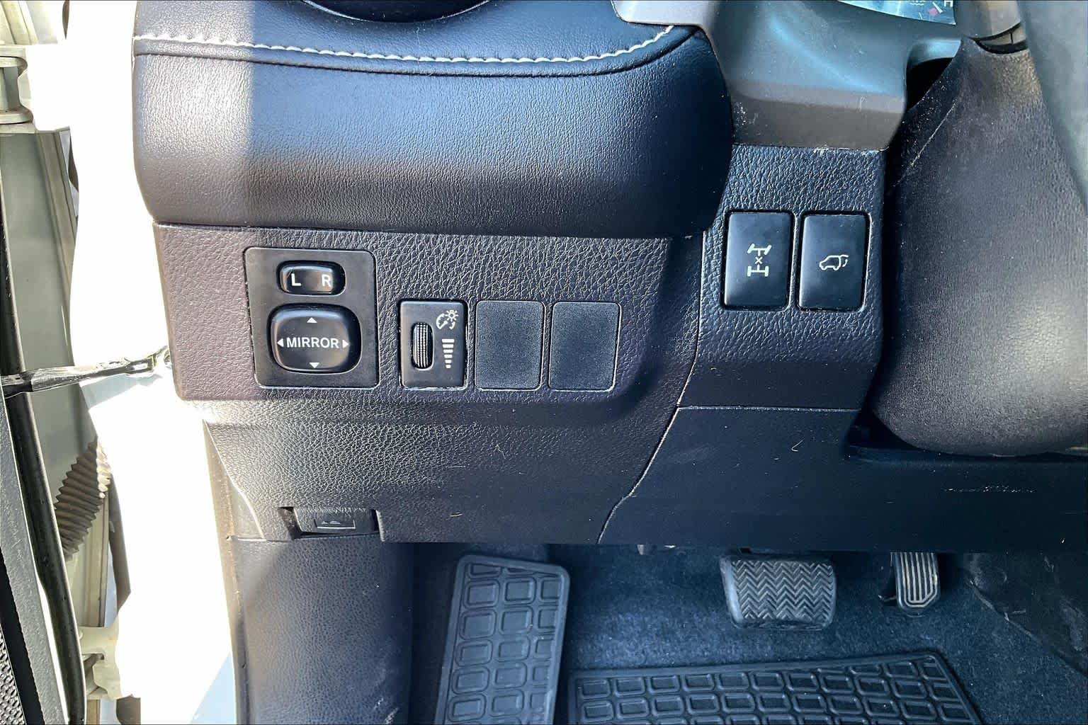 Used 2016 Super White Toyota XLE image 32