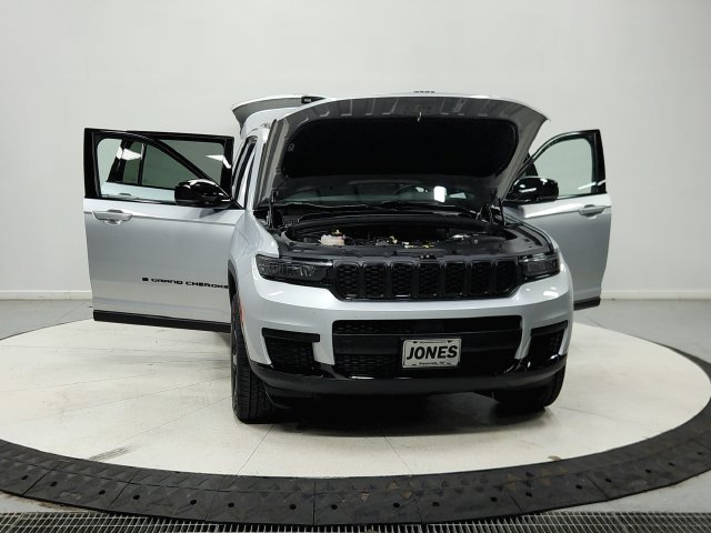 Used 2023 Silver Jeep Altitude image 11