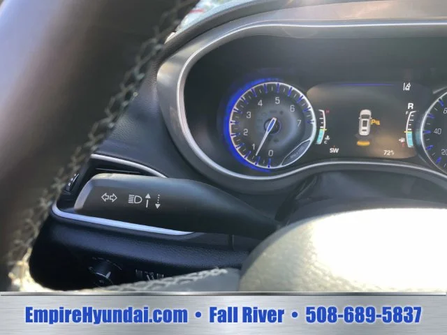Used 2025 White Chrysler Select image 31