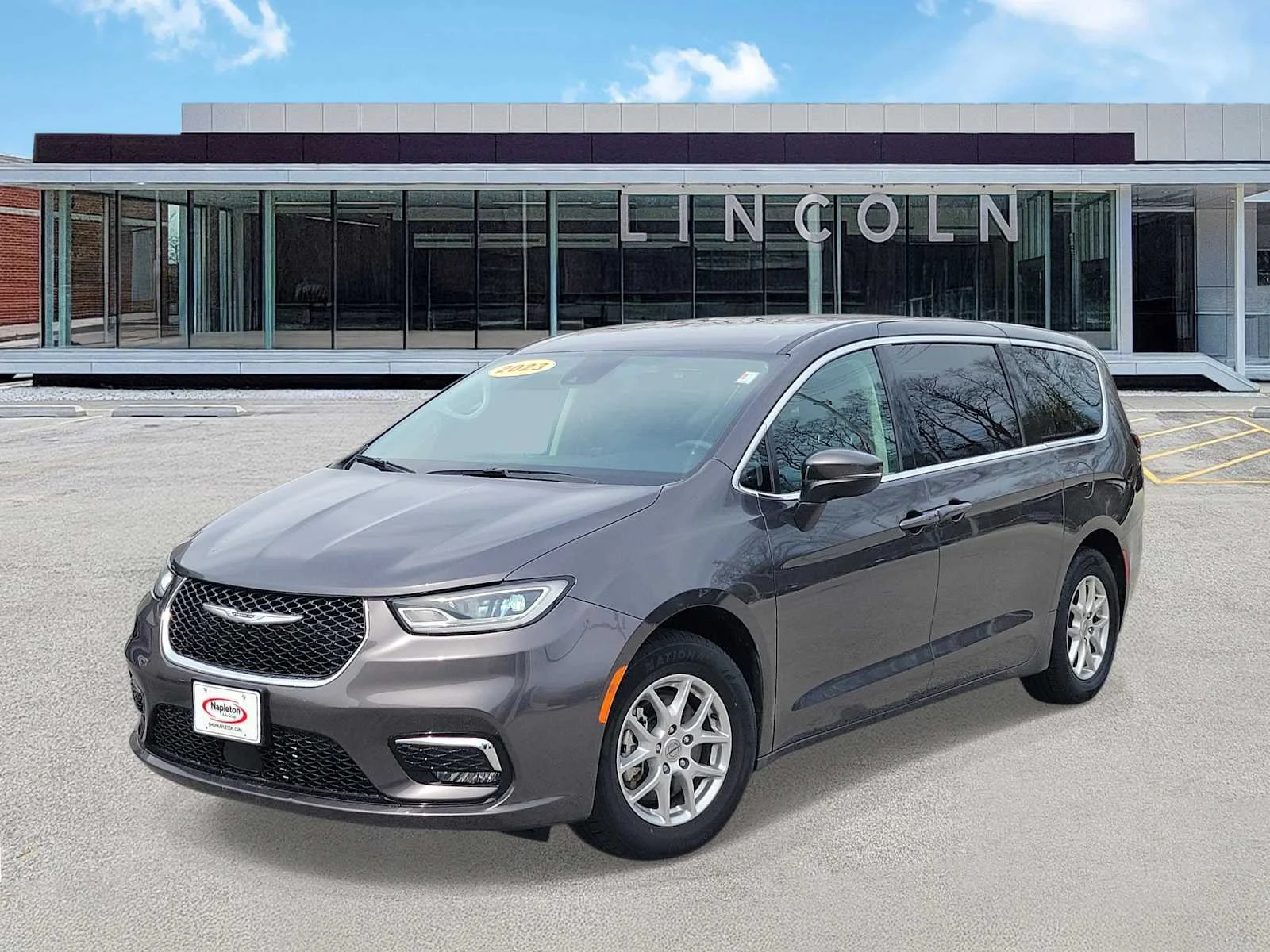 2023 Chrysler Pacifica Touring L's photo