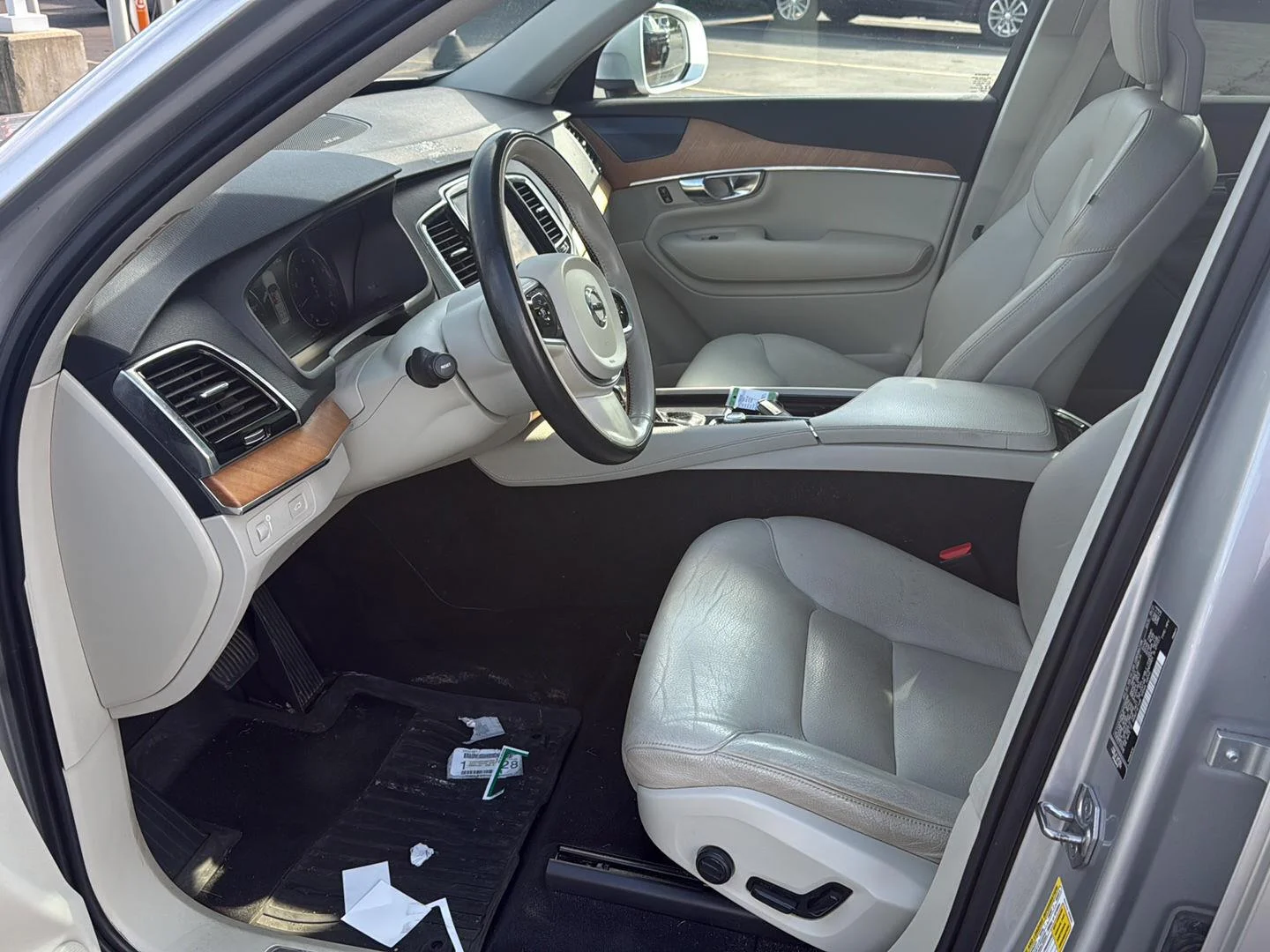 Used 2021 Bright Silver Metallic Volvo Momentum image 13