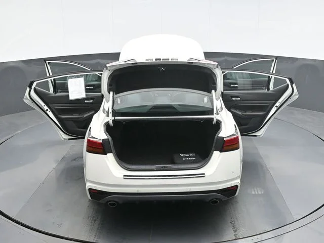 Used 2022 White Nissan 2.5 SR image 27