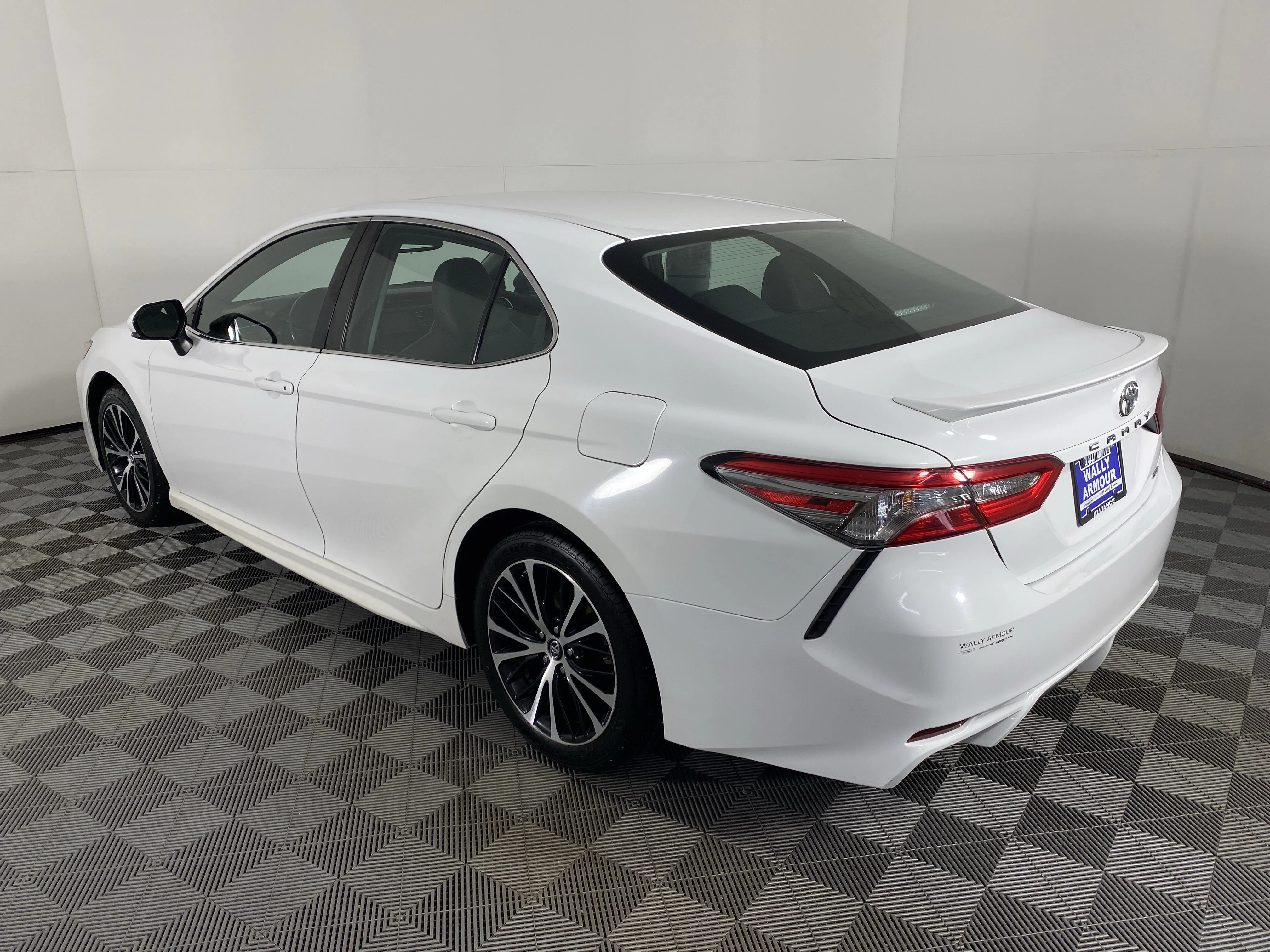 Used 2018 Super White Toyota SE image 8