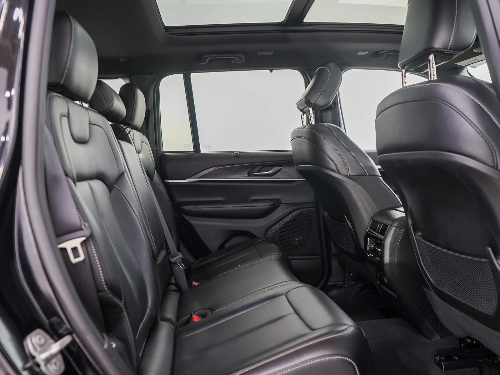 Used 2024 Diamond Black Crystal Pearlcoat Jeep Limited image 14