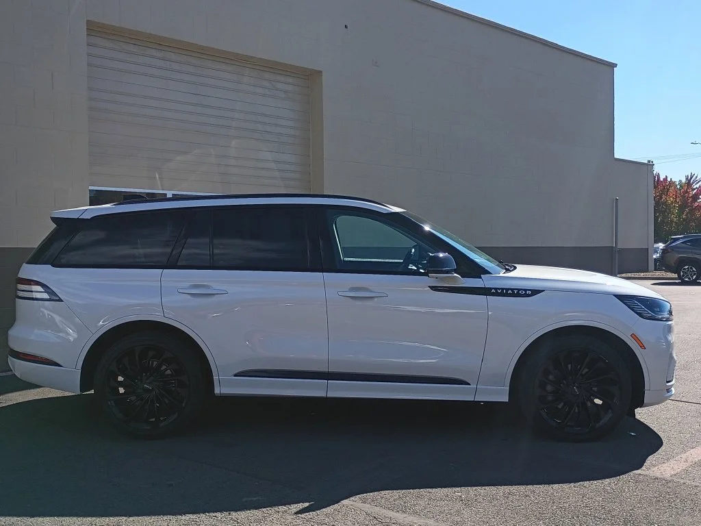 Used 2025 White Lincoln Reserve image 3