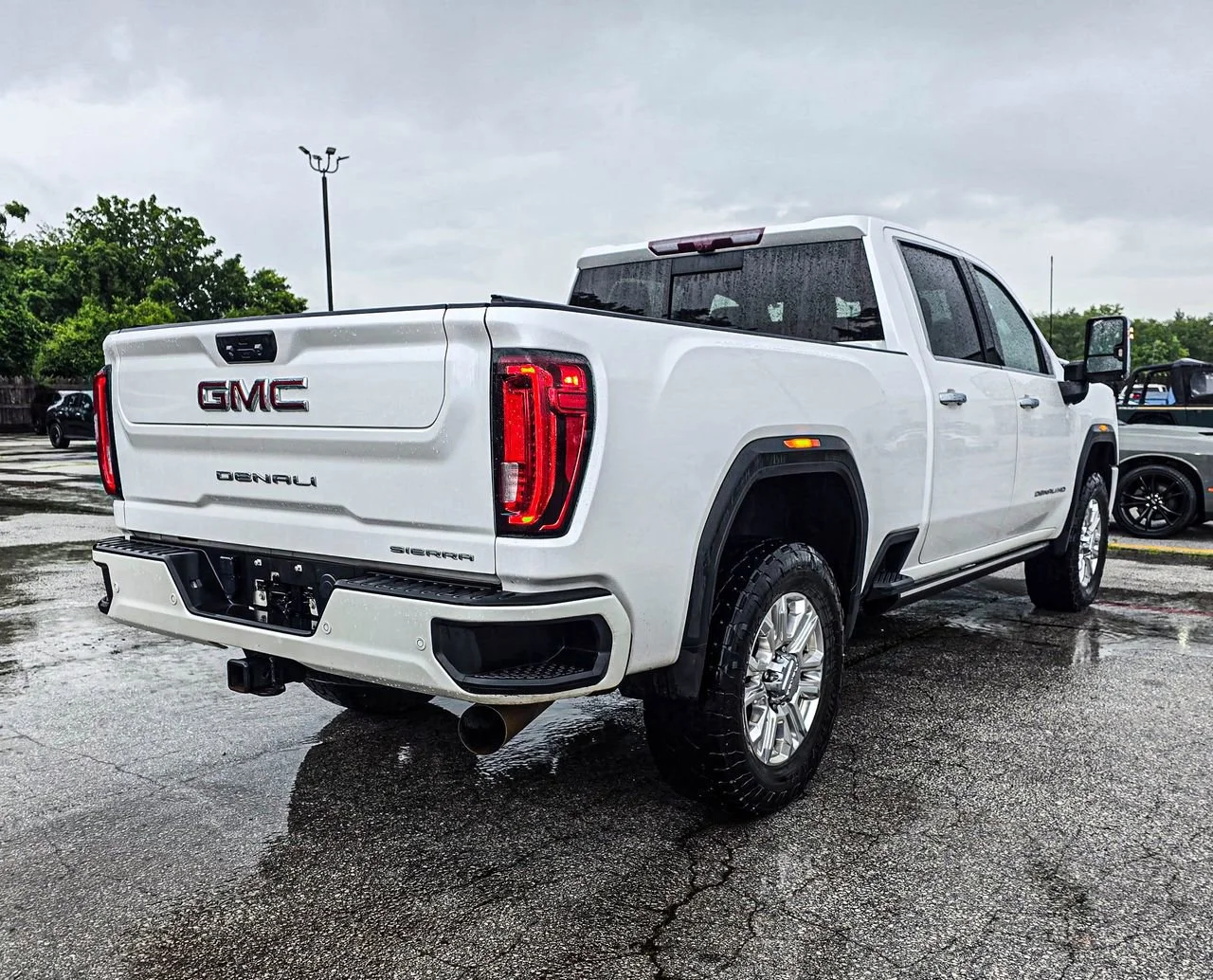 Used 2021 White Frost Tricoat GMC Denali image 5