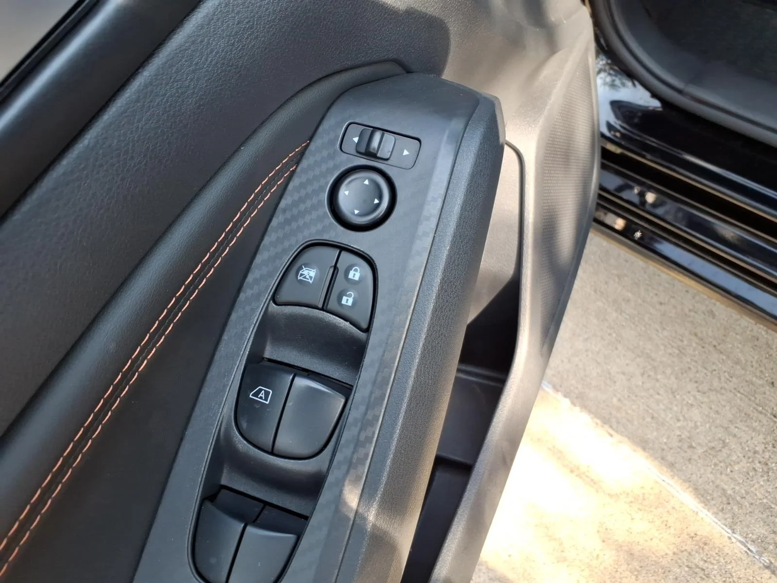 Used 2022 Super Black Nissan 2.5 SR image 17