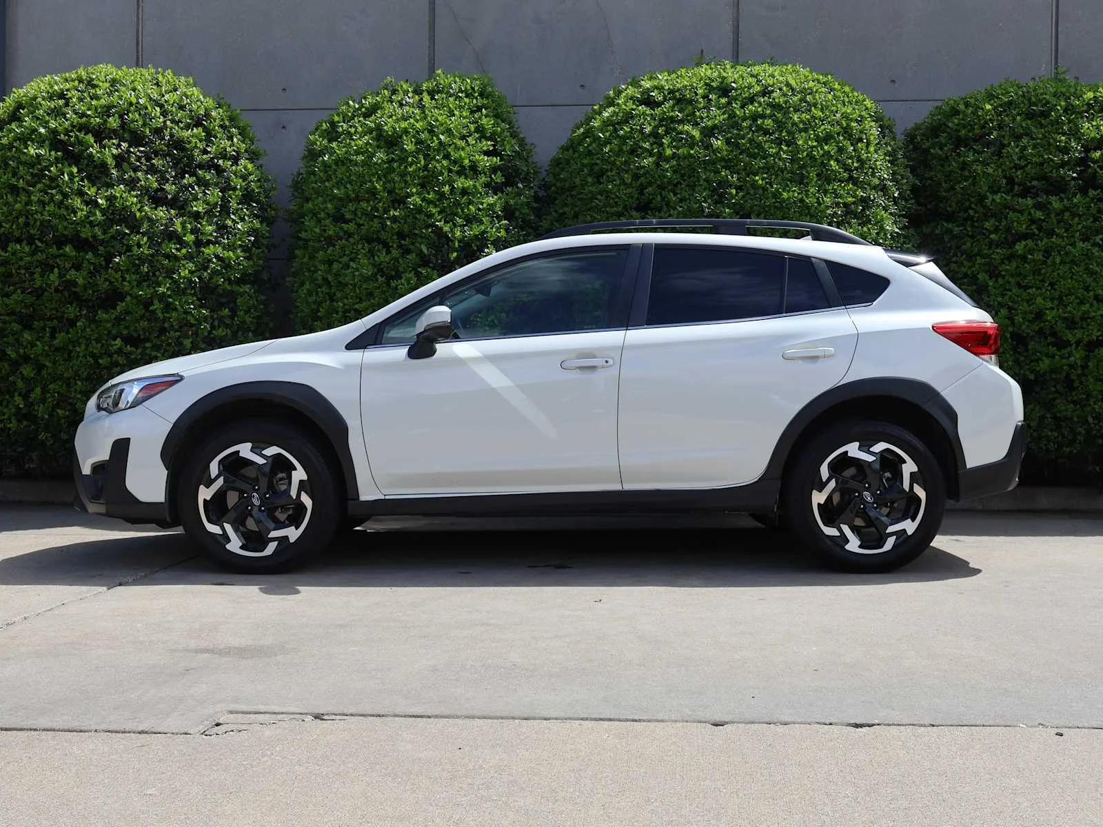 Used 2021 Crystal White Pearl Subaru Limited image 5