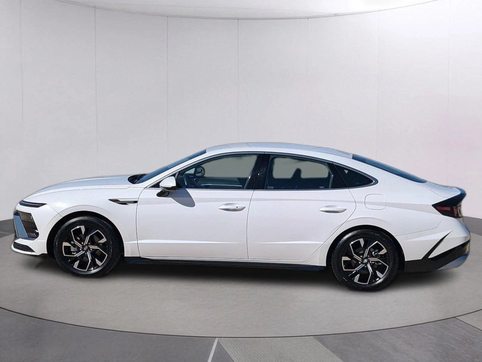 Used 2025 Serenity White Hyundai SEL image 2