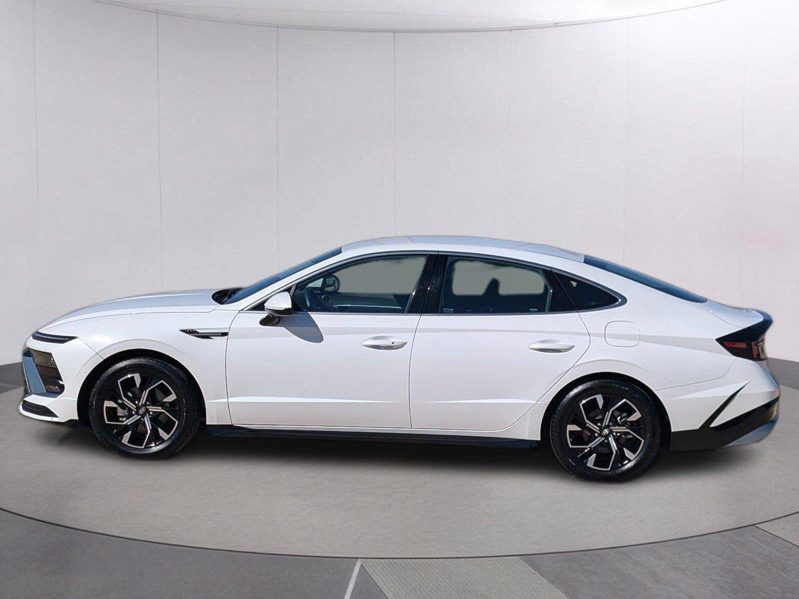 Used 2025 Serenity White Hyundai SEL image 2