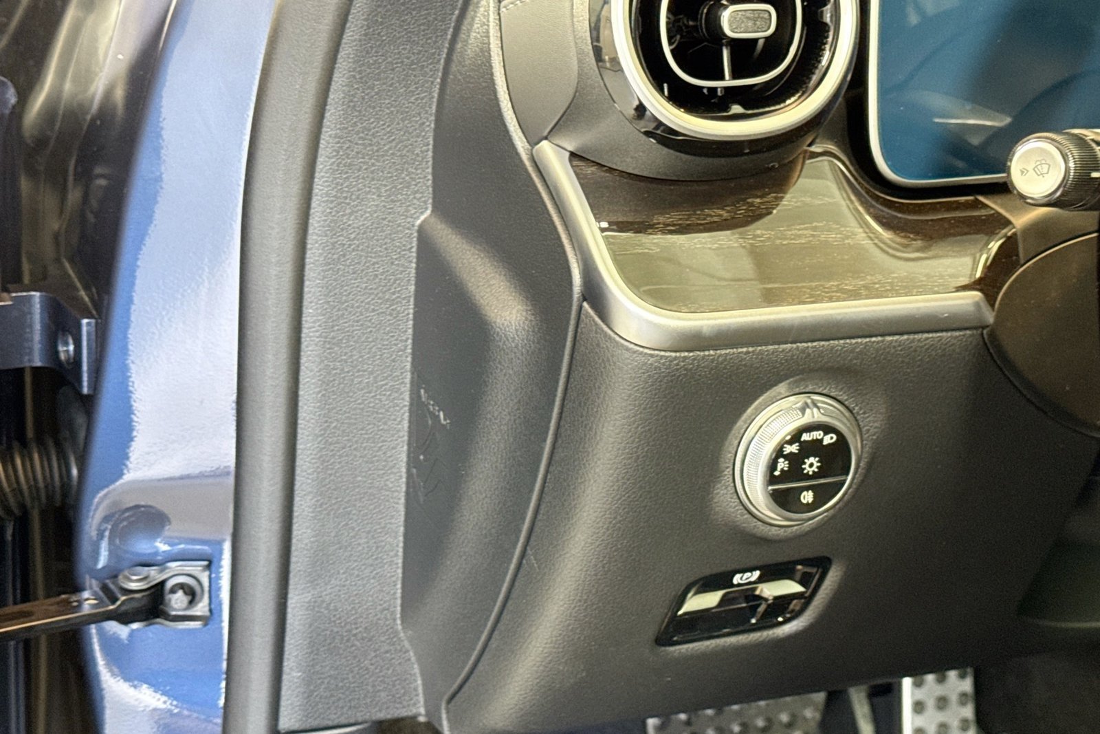 New 2026 Twilight Blue Metallic Mercedes-Benz C 300 image 10