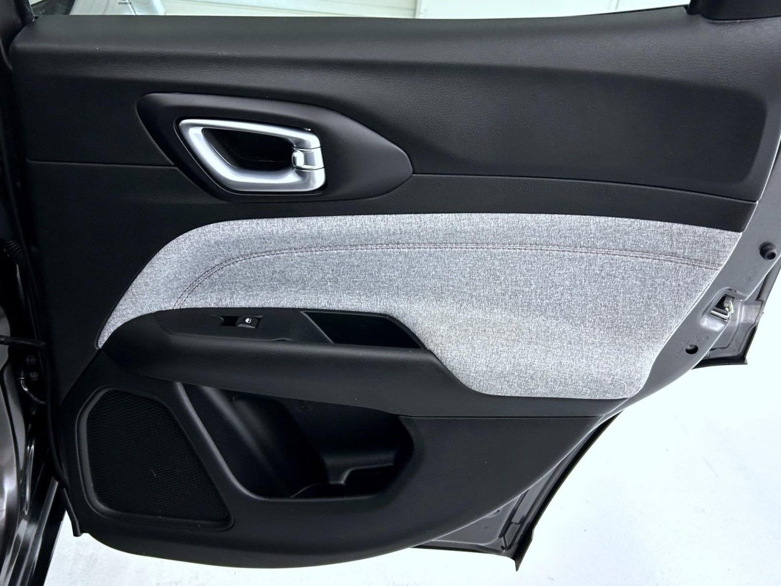 Certified Used 2022 Gray Jeep Latitude Lux image 17