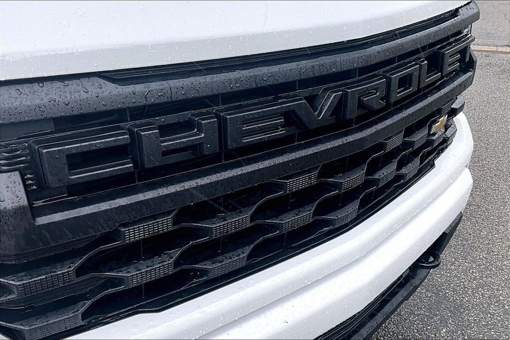 Used 2025 White Chevrolet Custom image 33