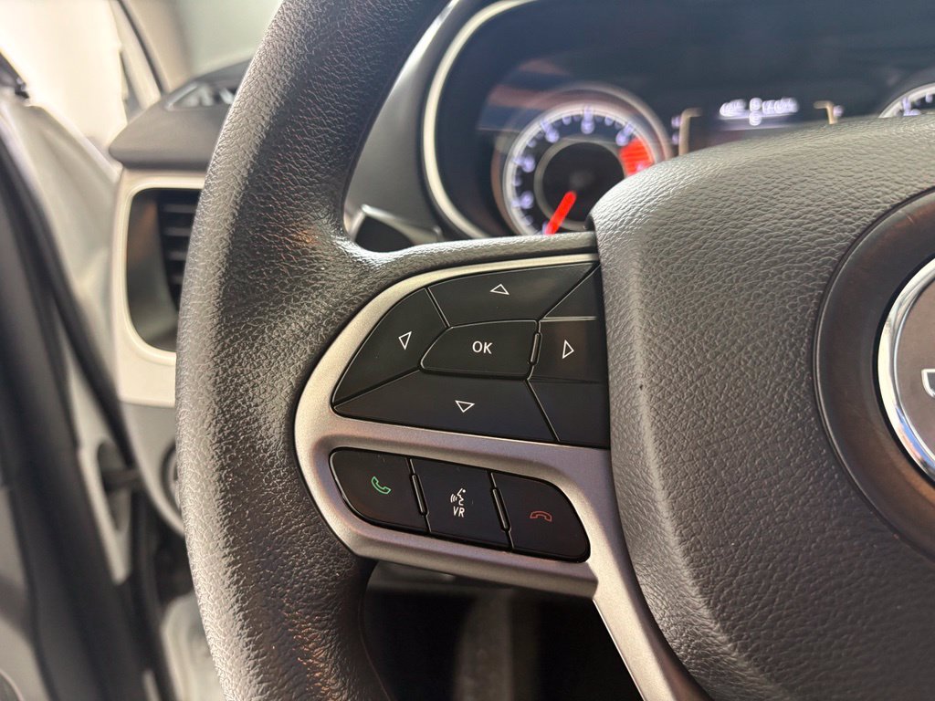 Used 2020 White Jeep Latitude image 4