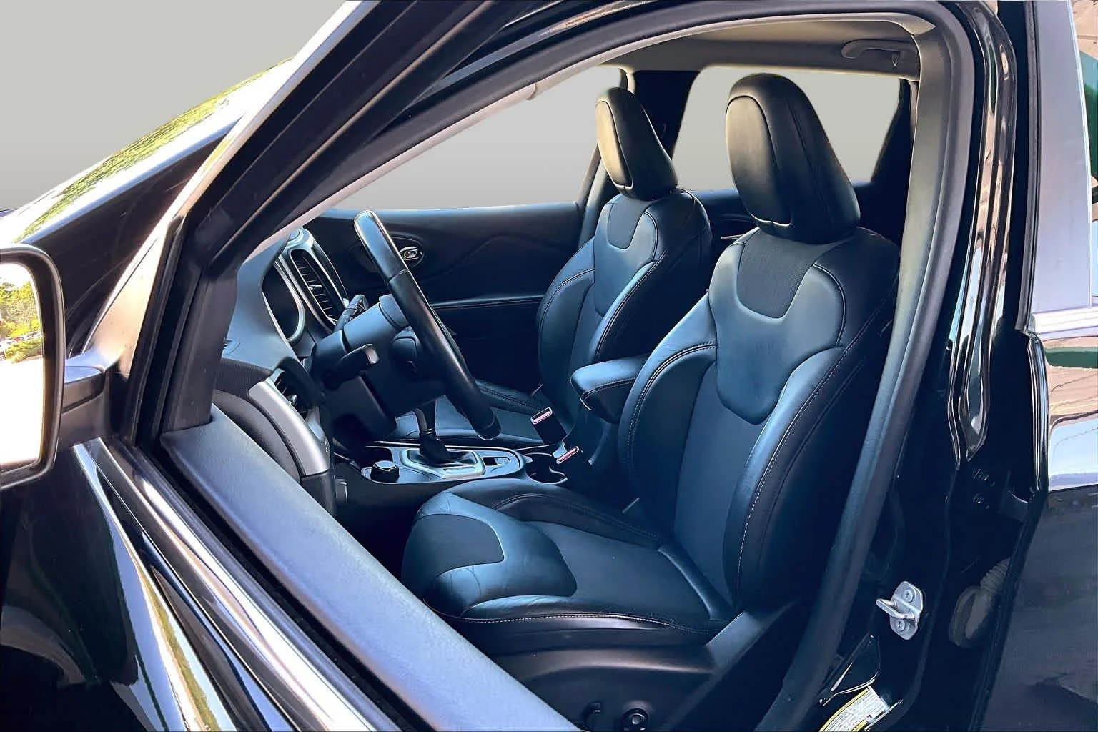 Used 2018 Diamond Black Crystal Pearlcoat Jeep Latitude Plus image 9