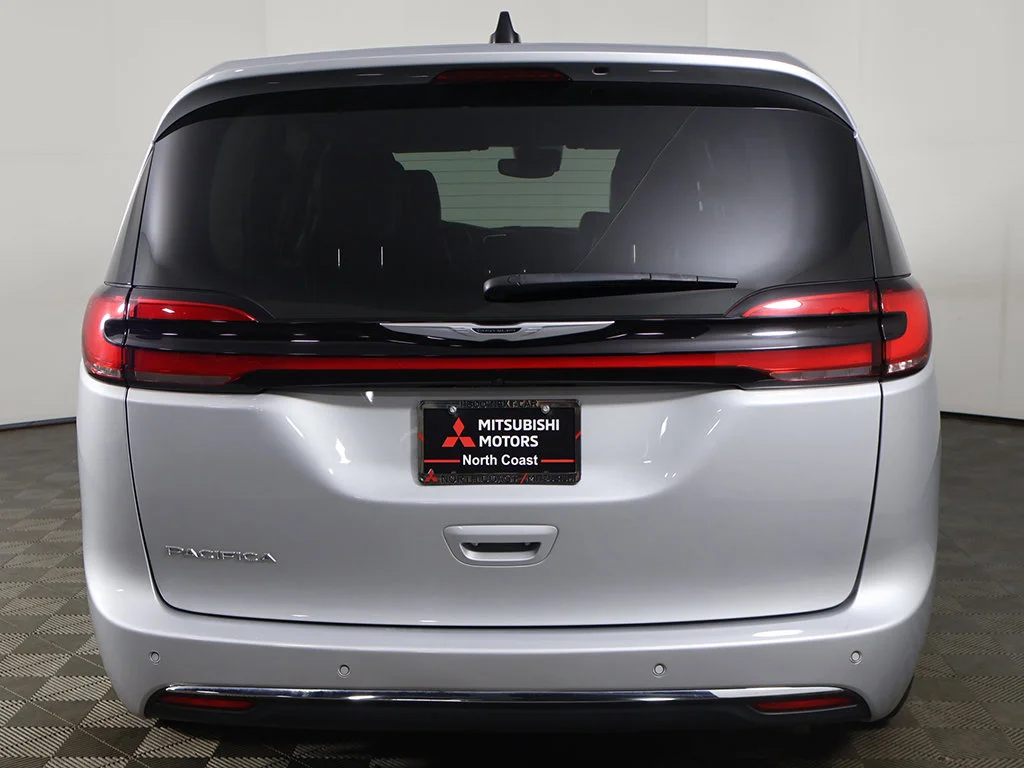 Used 2024 Silver Mist Clearcoat Chrysler Touring L image 15