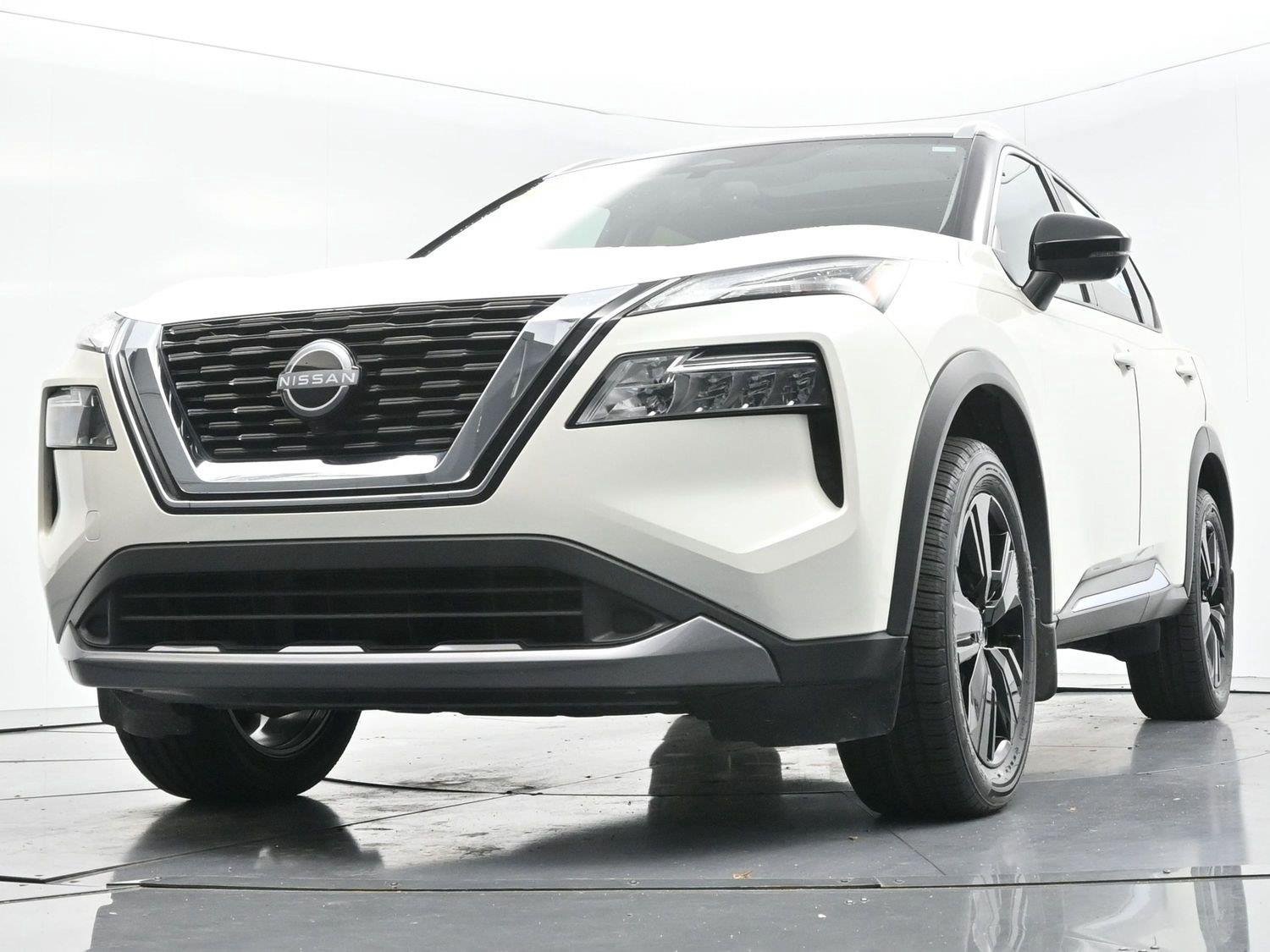 Used 2023 Pearl White Tricoat/Super Black Nissan SL image 46