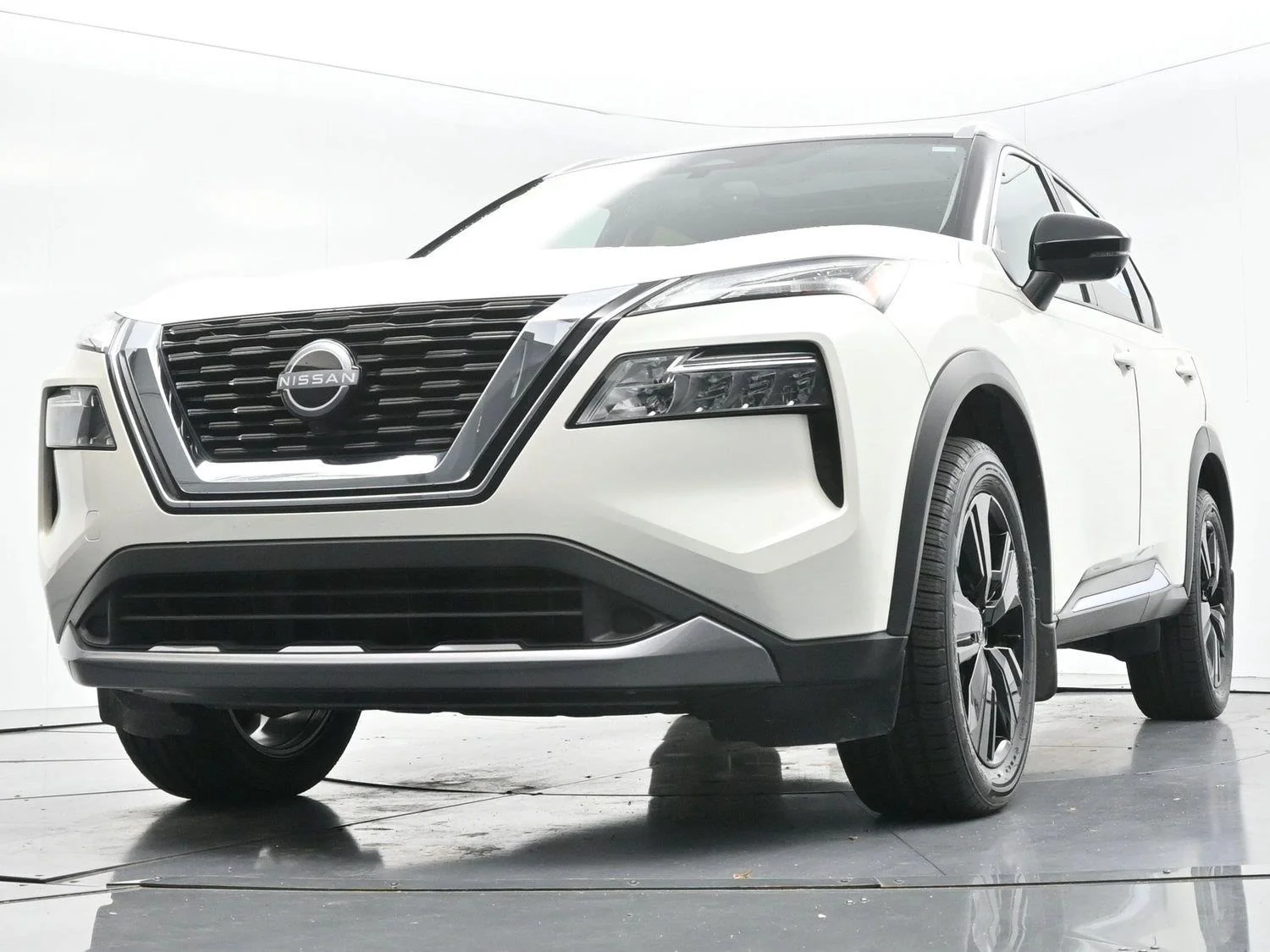 Used 2023 Pearl White Tricoat/Super Black Nissan SL image 46