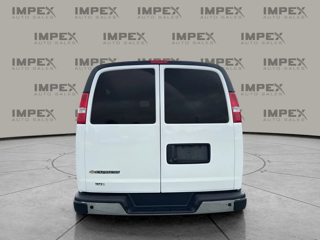 Used 2025 White Chevrolet LT image 4