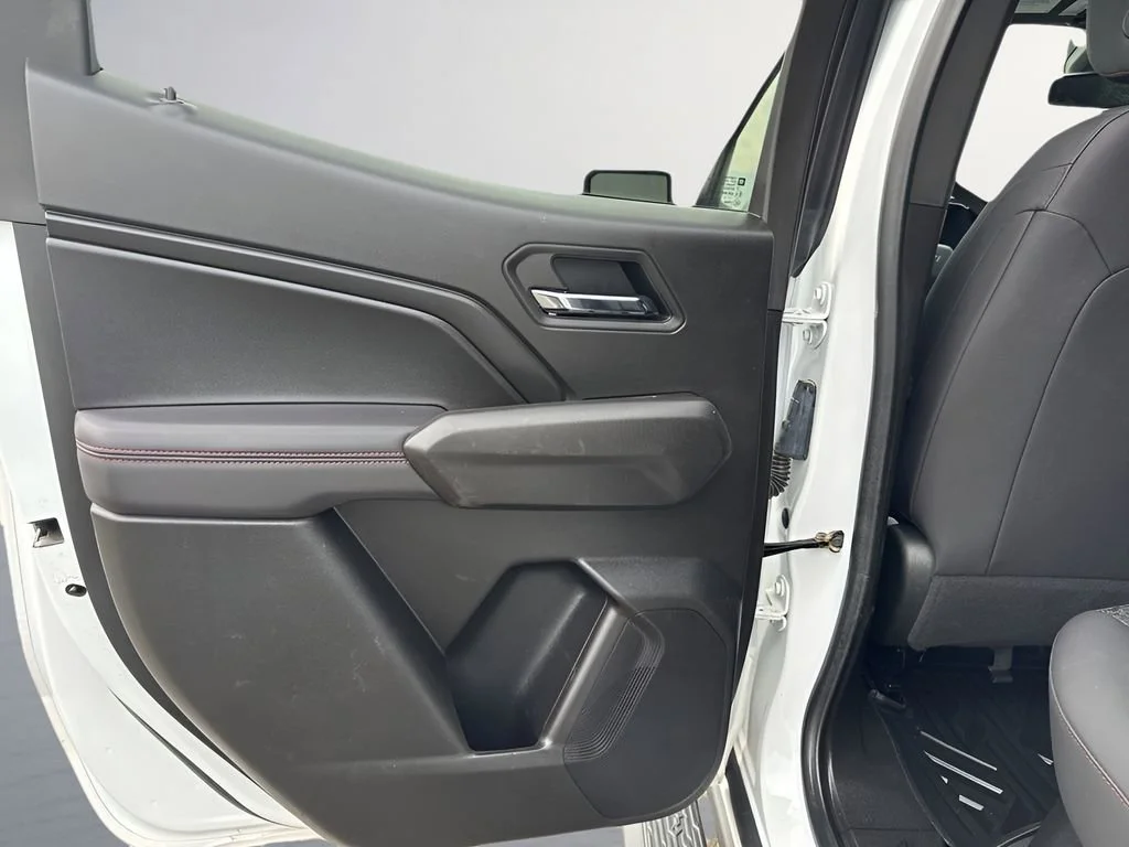 Used 2025 Summit White Chevrolet Z71 image 29