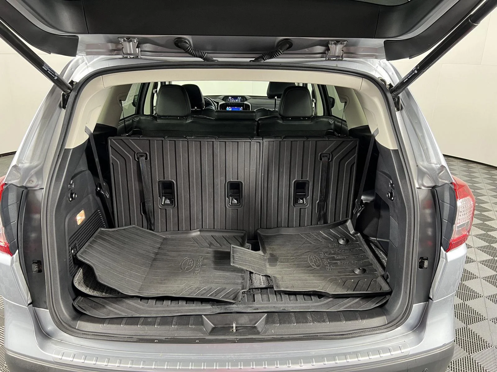 Used 2020 Ice Silver Metallic Subaru Limited image 28