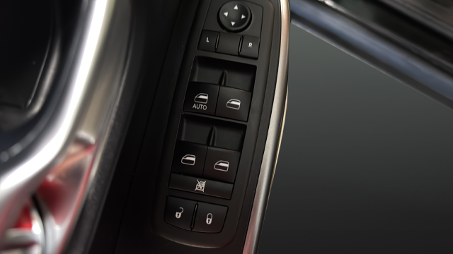 Used 2020 Diamond Black Crystal Pearlcoat Jeep Latitude image 20