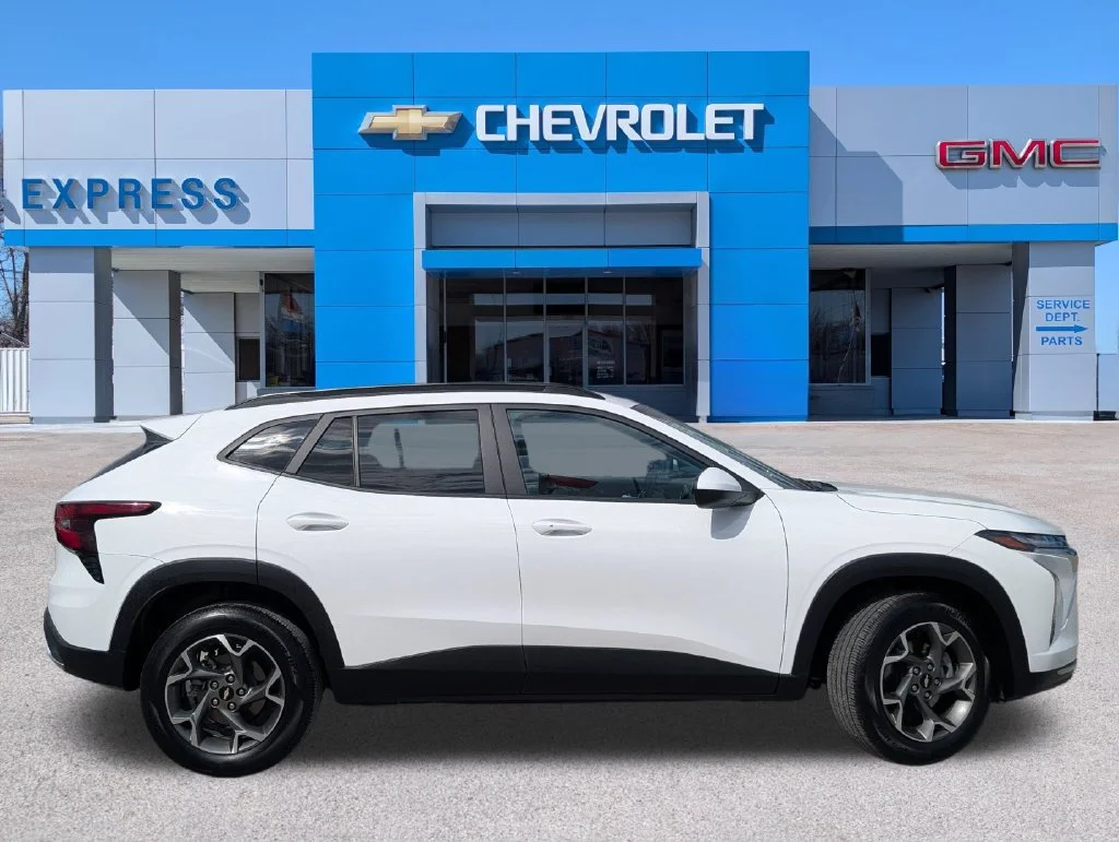 Used 2025 Summit White Chevrolet LT image 2