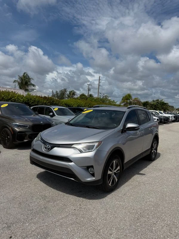 Used 2016  Toyota XLE image 1