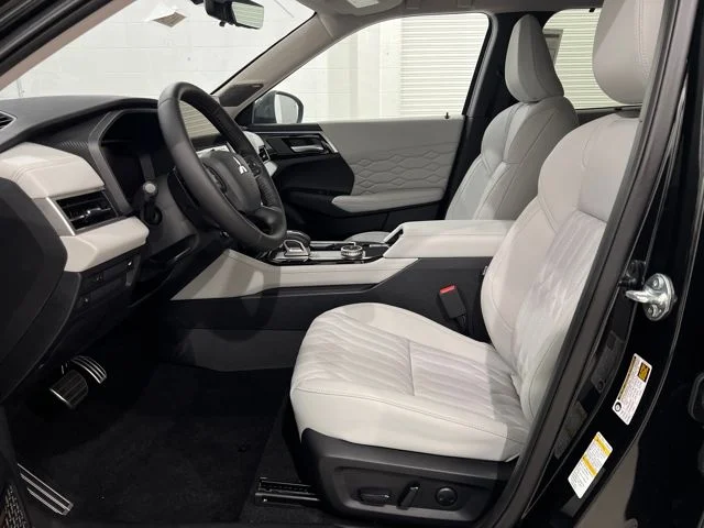 2025 Mitsubishi Outlander SEL Platinum Edition - Photo 9
