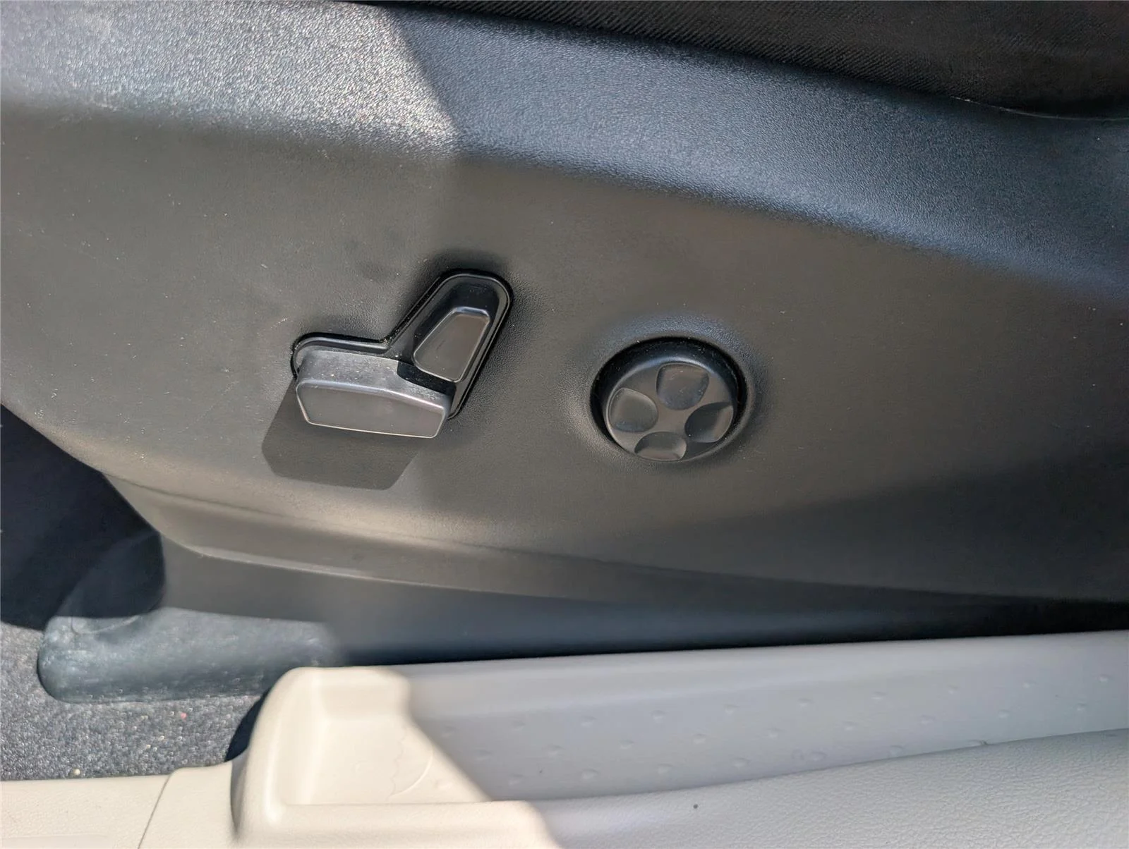 Used 2024 Bright White Clearcoat Chrysler Touring L image 13