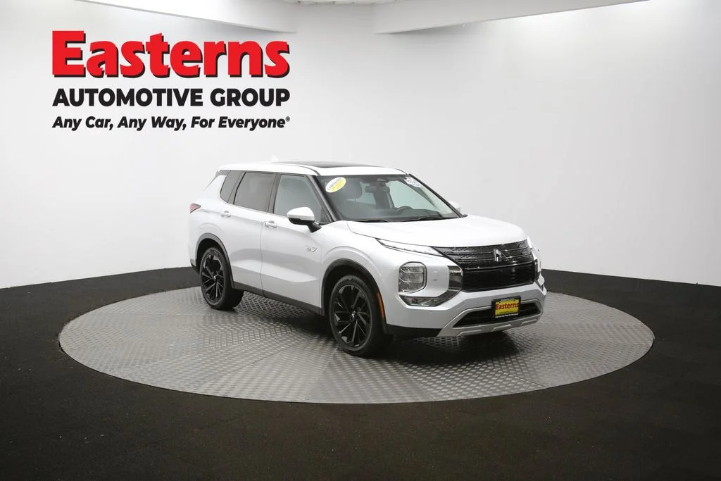 Used 2023 White Mitsubishi SE image 50