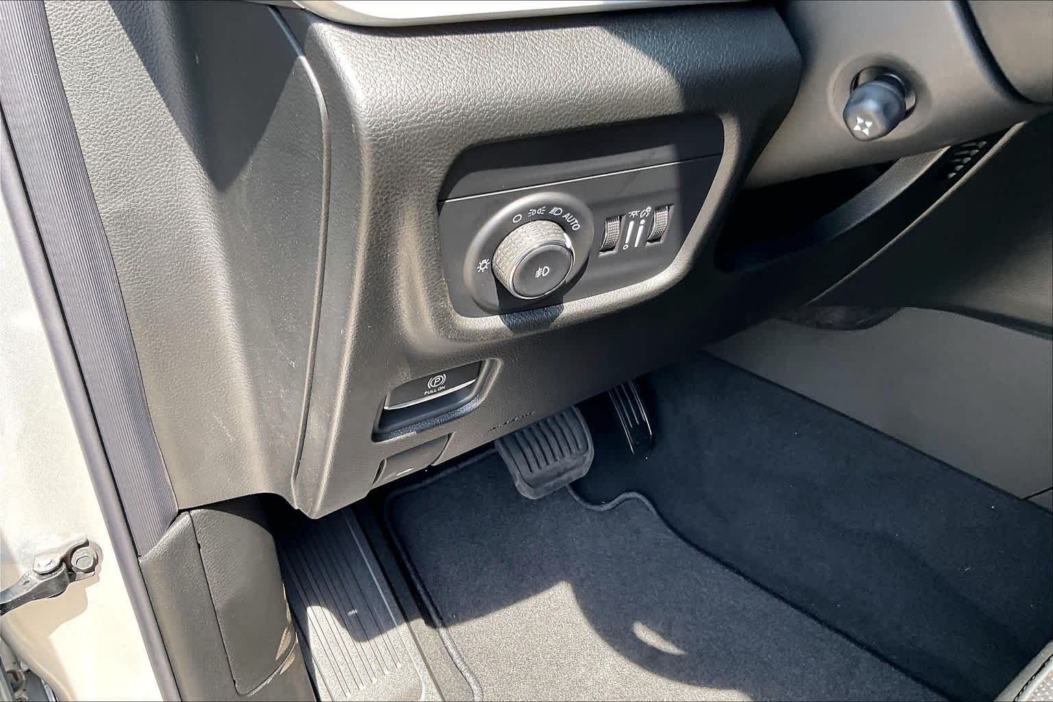New 2026 Silver Zynith Jeep Limited Reserve image 18