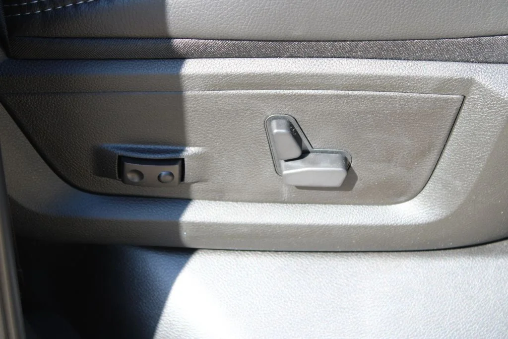 New 2026 Granite Crystal Metallic Clear-Coat Exterior Paint Ram Laramie image 12