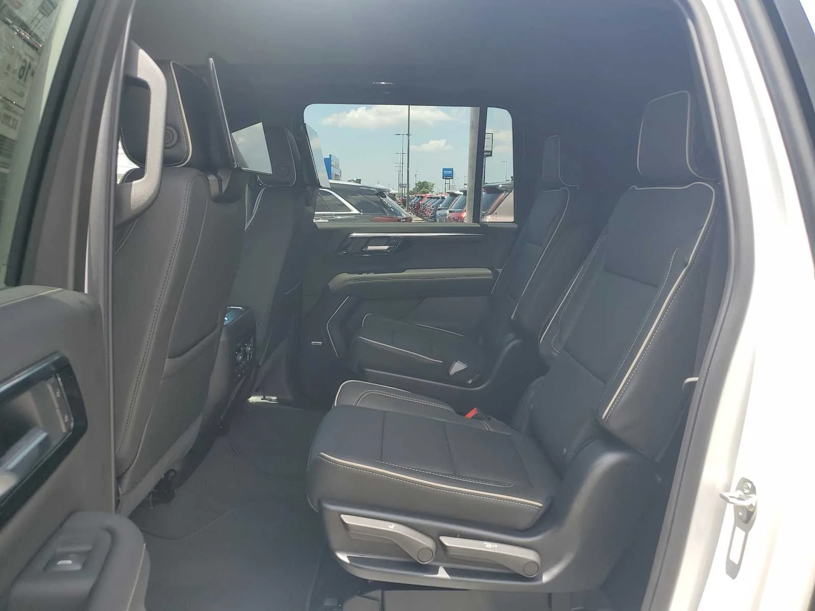 2025 Chevrolet Suburban Premier - Photo 14