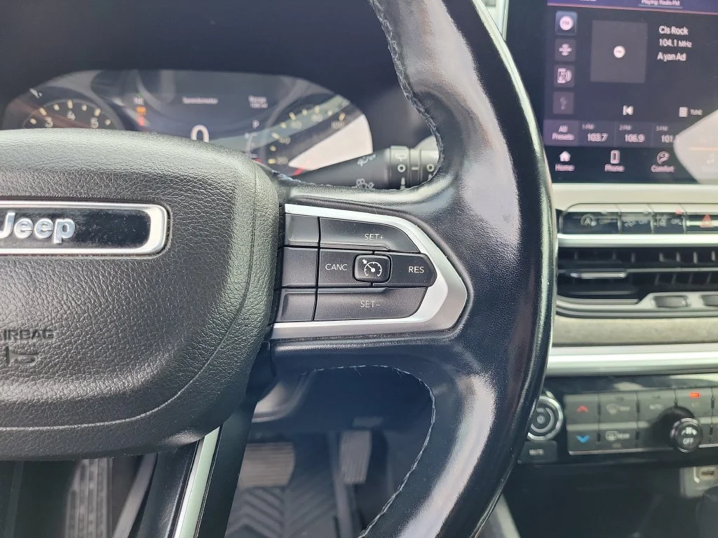 Used 2022 White Jeep Latitude image 30