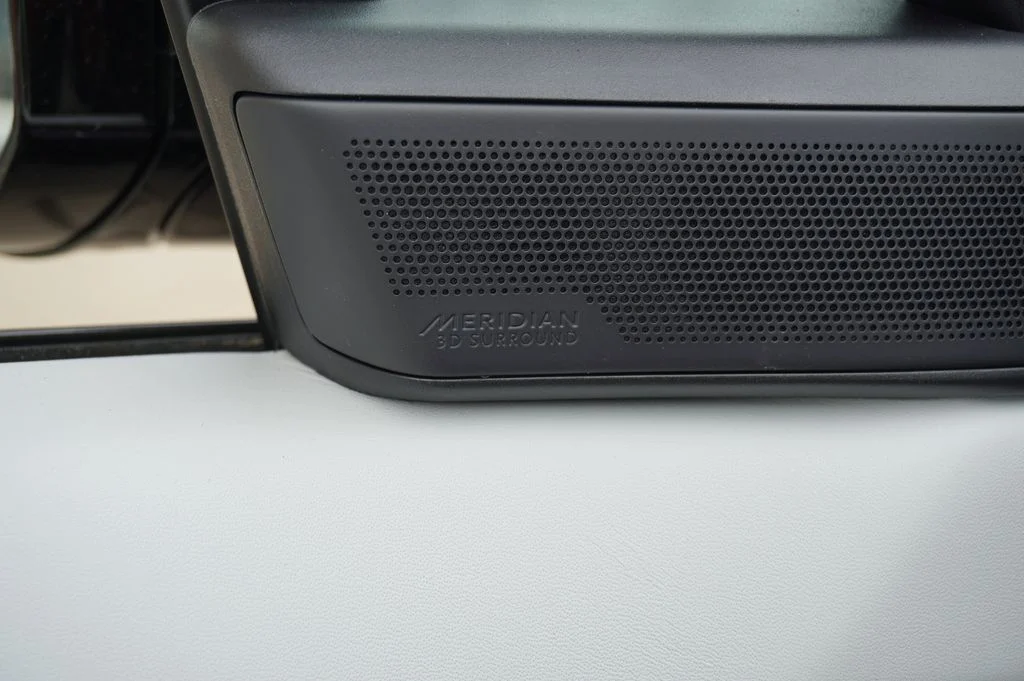 New 2026 Santorini Black Land Rover Dynamic SE image 12