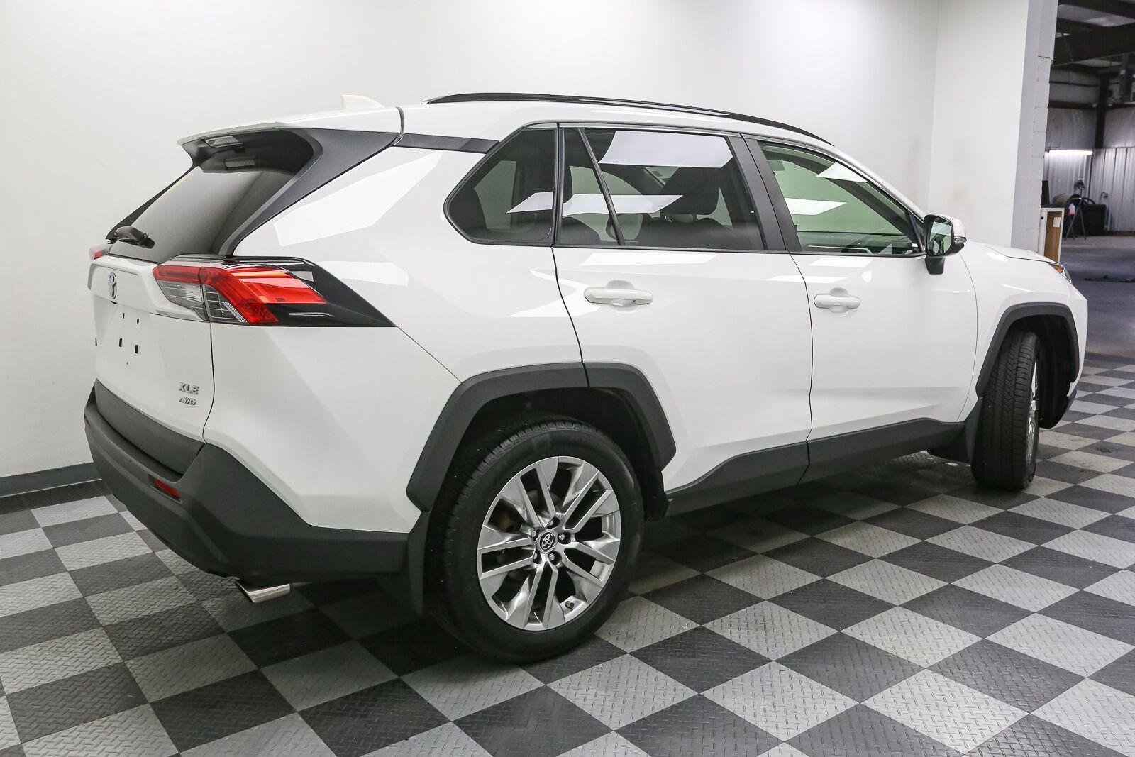 Used 2019 Super White Toyota XLE Premium image 8