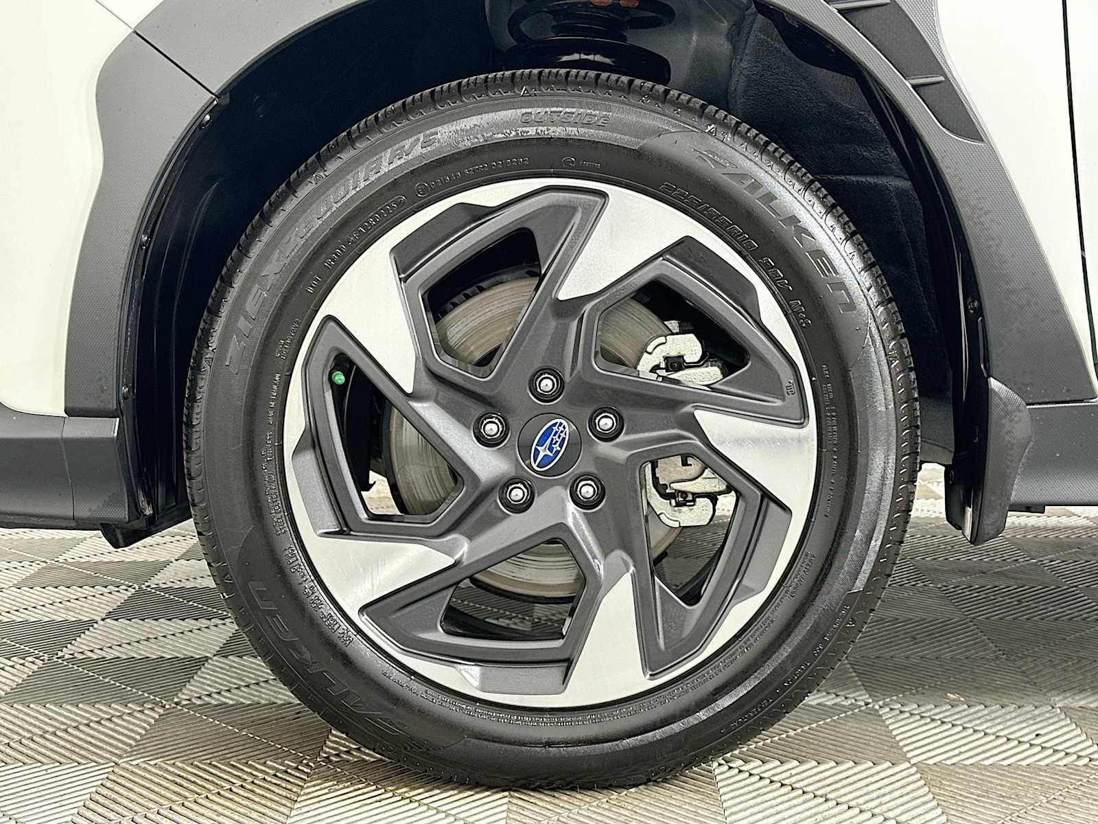 Used 2025 Crystal White Pearl Subaru Limited image 28