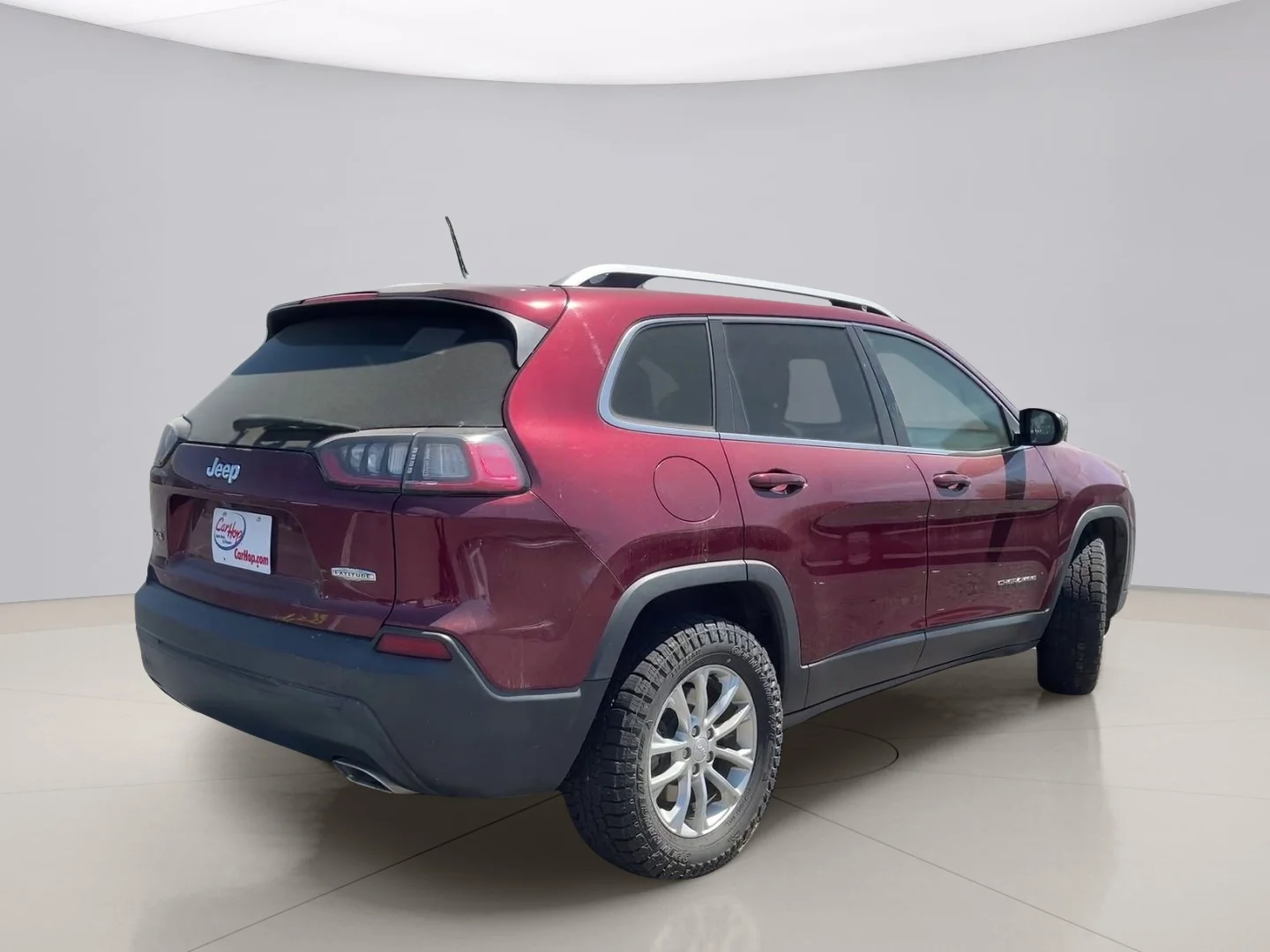 Used 2019 Red Jeep LATITUDE image 5