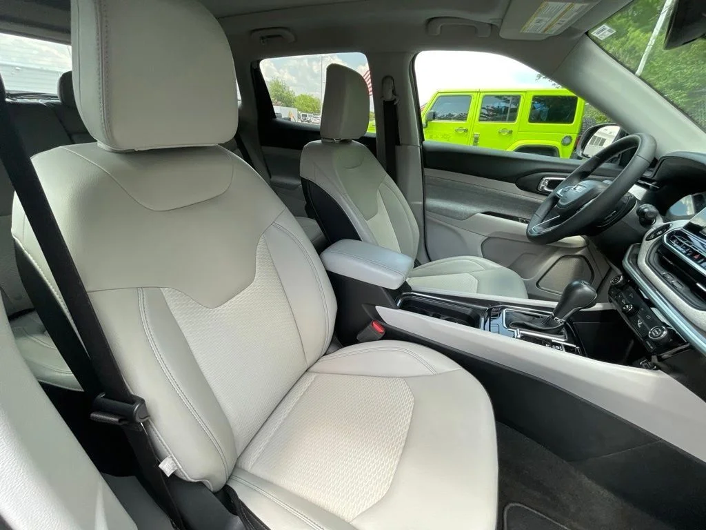 Used 2022 Silver Jeep Latitude image 11