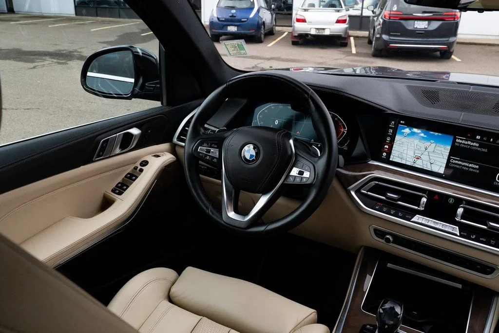 Used 2021 Gray BMW xDrive40i image 9