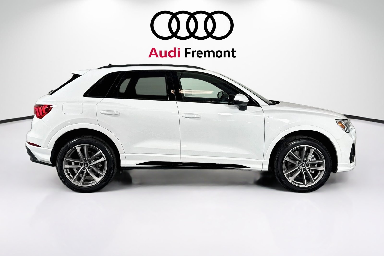 Used 2025  Audi S line Premium image 4
