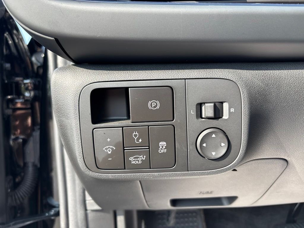 Used 2025 Black Hyundai SE image 19