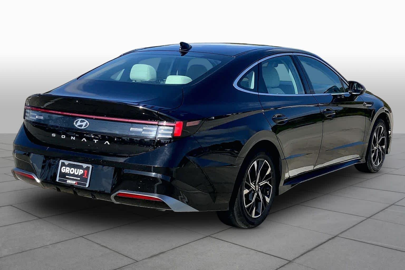 Used 2025 Abyss Black Hyundai SEL image 12